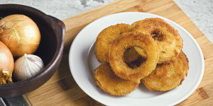 Beitragsbild des Blogbeitrags Gebackene Zwiebel, einfach gemacht, nicht nur ein Snack, schmeckt genial gut.