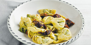 Beitragsbild des Blogbeitrags Tortellini pomodoro aglio olio doliva, einfach wunderbar, fertig in nur 30 Minuten