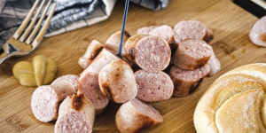 Beitragsbild des Blogbeitrags Bratwurst selbst herstellen in der heimischen Küche, Genuss pur, so einfach geht es.