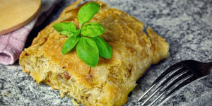 Beitragsbild des Blogbeitrags Krautstrudel, absolut vitaminreich, fertig in nur 75 Minuten, schmeckt warm und kalt.