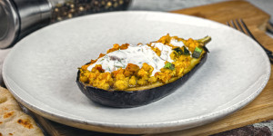 Beitragsbild des Blogbeitrags Aubergine gefüllt, in 60 Minuten, indische Aromen gepaart mit Gemüse, absolut gut
