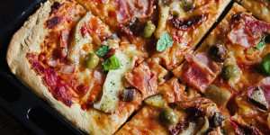 Beitragsbild des Blogbeitrags Pizza Funghi, einfach Blechpizza mit Pilzen, 100% Genuss mit selbstgemachtem Teig