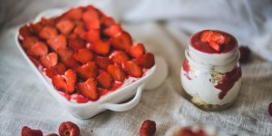 Beitragsbild des Blogbeitrags Gesundes Erdbeer Tiramisu
