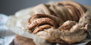 Beitragsbild des Blogbeitrags Hefezopf mit Kürbiskernpesto