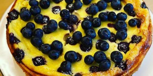Beitragsbild des Blogbeitrags Cheesecake ohne Boden mit Blaubeeren