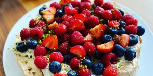 Beitragsbild des Blogbeitrags Pavlova mit Beeren 