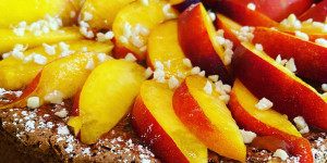 Beitragsbild des Blogbeitrags Schokoladen-Mandel-Kuchen mit Nektarinen