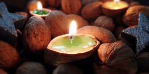 Beitragsbild des Blogbeitrags Mini-DIY: Weihnachtliche Walnusskerzen 