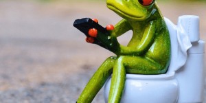 Beitragsbild des Blogbeitrags Alltäglich Skurriles in zahlreichen Akten | 1 | Freiluftpinkeln. Stereotyp männlich. 