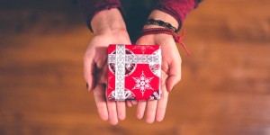 Beitragsbild des Blogbeitrags 5 Ideen, um die Geschenkeflut zu Weihnachten einzudämmen 
