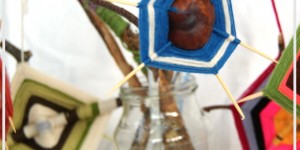 Beitragsbild des Blogbeitrags Basteln mit Naturmaterialien | (Deko) Ideen + Tipps fürs Herbstbasteln mit Kastanien + Inspirationen für Kastanienfiguren 