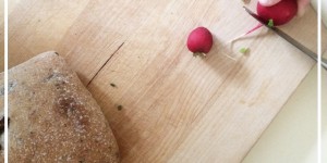 Beitragsbild des Blogbeitrags Lasst eure Kinder im Haushalt helfen + spielerisch Lernen | 31 Montessori inspirierte Aktivitäten für jeden Tag + FREEBIE zum Ausdrucken