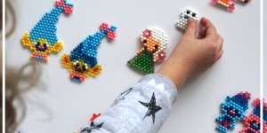 Beitragsbild des Blogbeitrags Feinmotorik, Selbständigkeit und Kreativität bei Kindern fördern | +Wir testen die Aquabeads Troll Sets