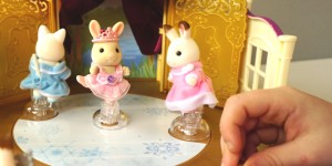 Beitragsbild des Blogbeitrags Wollen wir Tanzen? | Wir zeigen euch die Sylvanian Families Ballettschule „Tutu“