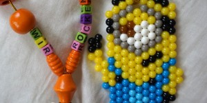 Beitragsbild des Blogbeitrags Basteln mit Kindern | Selbstgemachte Minions Ketten und Anhänger aus Aquabeads 