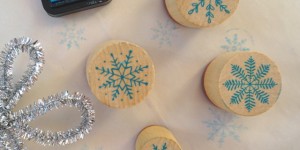 Beitragsbild des Blogbeitrags simples DIY: Geschenkpapier bedrucken für Weihanchten | + 4 Ideen, für Low Waste Geschenkverpackungen 