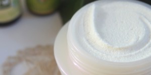 Beitragsbild des Blogbeitrags Naturkosmetik DIY | Deo selber machen (Deocreme Rezept)