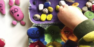 Beitragsbild des Blogbeitrags DIY Montessori inspiriertes Lernspiel | Farben, Formen, Zahlen, Sortieren 