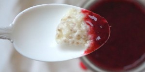 Beitragsbild des Blogbeitrags Dessert Rezept | Milchreis vegan & zuckerfrei mit Chia und Beerenmus 