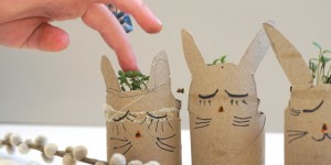 Beitragsbild des Blogbeitrags Oster DIY | Kressehasen aus Klopapierrollen als Osterdeko