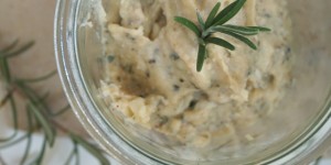 Beitragsbild des Blogbeitrags Drei schnelle Dip Rezepte zum „Reinsetzten“ | Passend zu Fleisch und Grillgemüse