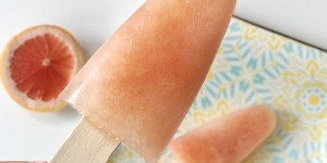 Beitragsbild des Blogbeitrags Grapefruit-Holunder Popsicles | Leckeres & erfrischendes Grapefruit Eis aus nur 2 Zutaten 