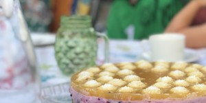Beitragsbild des Blogbeitrags Sommerliche No Bake Topfen-Beeren-Torte ohne Zucker 