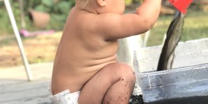 Beitragsbild des Blogbeitrags Macht euch dreckig Kinder! Schmutz ist gut | 20+ Spielideen für draußen + gratis Wald Wimmel-Suchspiel Printable