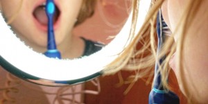 Beitragsbild des Blogbeitrags Zähne Putzen leicht gemacht | die 7 größten Zahnputzmythen + Tipps zum Zähne putzen bei Kindern