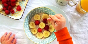 Beitragsbild des Blogbeitrags Beikost: eine kleine „Anleitung“ für den sanften Start | + Family Life Hacks für mehr Chillness beim Essen