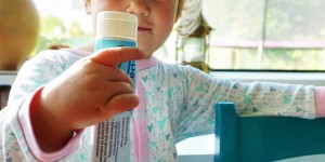 Beitragsbild des Blogbeitrags Neurodermitis oder trockene Haut bei Kindern? | Wie und womit pflege ich empfindliche Baby- & Kinderhaut?