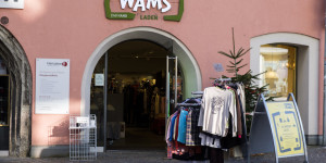 Beitragsbild des Blogbeitrags Millionen für Polit-Propaganda aber kein Geld für Second Hand und Reparaturwerkstatt