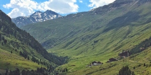 Beitragsbild des Blogbeitrags „Die Tiroler sind lustig, die Tiroler sind froh, sie verkaufen ihre Betten und schlafen auf Stroh.“
