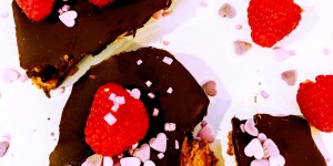 Beitragsbild des Blogbeitrags Vegane Schoko-Erdnussbutter-Herzen zum Valentinstag (High Protein)
