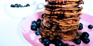 Beitragsbild des Blogbeitrags Vegane Pancakes mit Heidelbeeren (Protein)