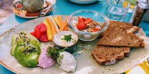 Beitragsbild des Blogbeitrags Vegan Frühstücken in Wien – TOP 10 Frühstückslokale