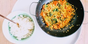 Beitragsbild des Blogbeitrags veganes Linsencurry – Spinat, Karotten, Kokosmilch