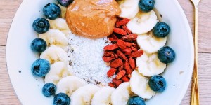 Beitragsbild des Blogbeitrags vegane Müsli und Porridge Ideen und Rezepte 