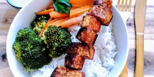 Beitragsbild des Blogbeitrags Tempeh Spieße mit Kokosreis – vegane Rezepte proteinreich und gesund