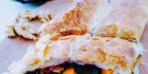 Beitragsbild des Blogbeitrags Kürbis-Rotkohl-Walnuss Strudel – vegane Rezepte 