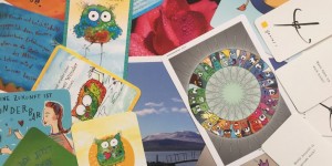 Beitragsbild des Blogbeitrags Welchen Spruch, welches Bild wählst du heute? – Fünf Kartensets als Inspiration zum Schreiben