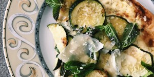 Beitragsbild des Blogbeitrags Rezept: Sommerliche Veggie-Pizza mit Zucchini, Minze und Parmesan 