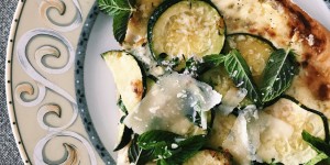 Beitragsbild des Blogbeitrags Rezept: Sommerliche Veggie-Pizza mit Zucchini, Minze und Parmesan