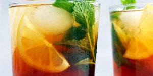 Beitragsbild des Blogbeitrags Eistee aus frischen Gartenkräutern