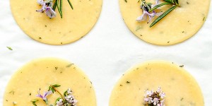 Beitragsbild des Blogbeitrags Cracker mit frischen Kräutern