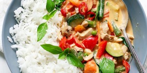Beitragsbild des Blogbeitrags Rotes Curry mit Huhn und heimischem Gemüse – mit Video