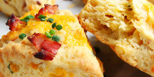 Beitragsbild des Blogbeitrags Scones mit Käse und Speck – blättrig und luftig 