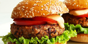 Beitragsbild des Blogbeitrags Vegetarischer Burger mit Kidneybohnen Patty 