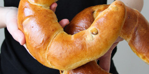 Beitragsbild des Blogbeitrags Ahnlkipferl – Briochekipferl mit Rosinen