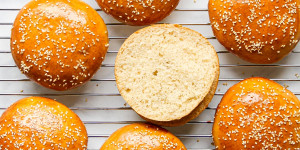 Beitragsbild des Blogbeitrags Fluffige Kartoffel-Burger-Brötchen